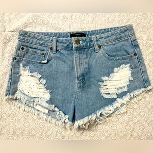 Forever21 Distressed cut-off Jean shorts w/eyelet pockets; light wash; size 29